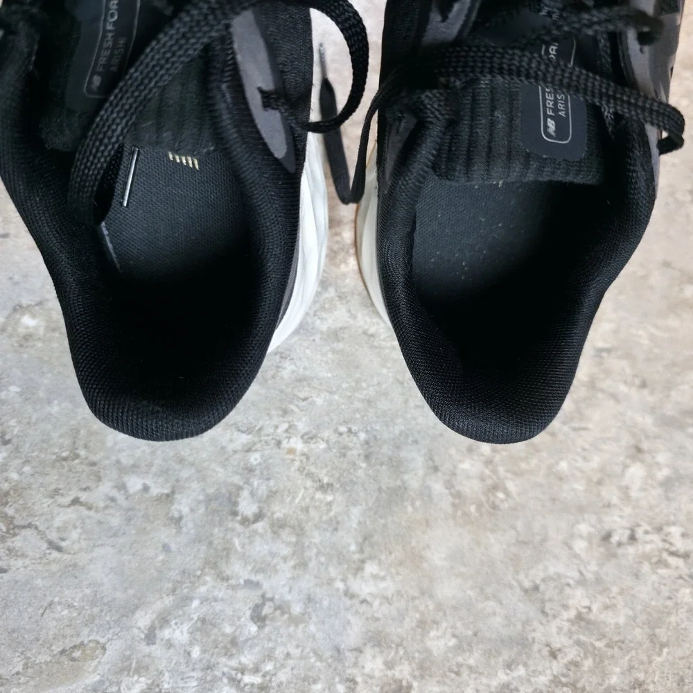 New Balance Fresh Foam Arishi V4 Womens Size 7 Black Running Shoes Sneakers